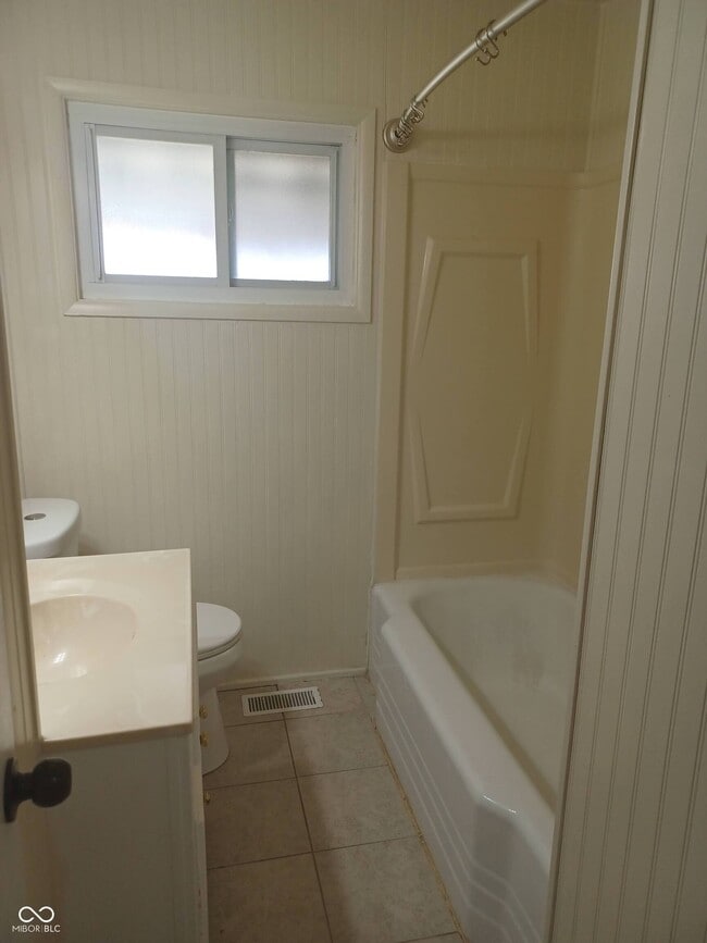 Building Photo - 33 S Post Rd