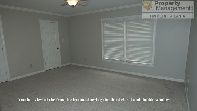 Building Photo - Charming townhome is gated community!