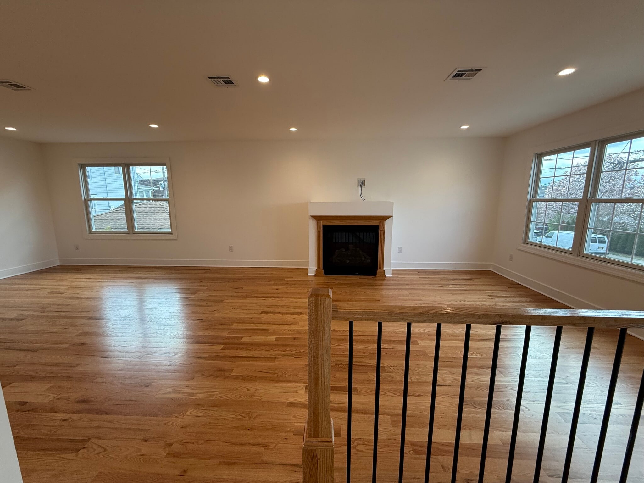 Building Photo - 370 Semel Ave