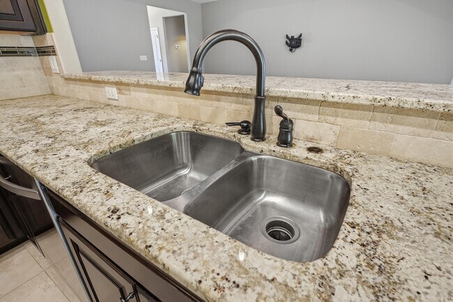 Building Photo - 2348 Cummings Dr