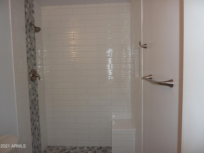 Building Photo - 607 E Diamond Dr