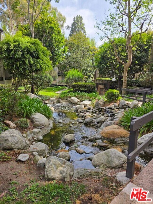 Building Photo - Stunning Playa del Rey Condo Awaits You!