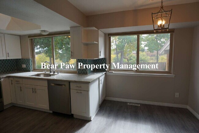 Building Photo - Lovely 4 Bedroom Home Golden!!