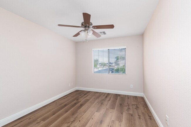 Building Photo - HUGE 5 BEDROOM, 3 BATH 2 STORY HOME IN GATED COMMUNITY NEAR SOUTHERN HIGHLANDS