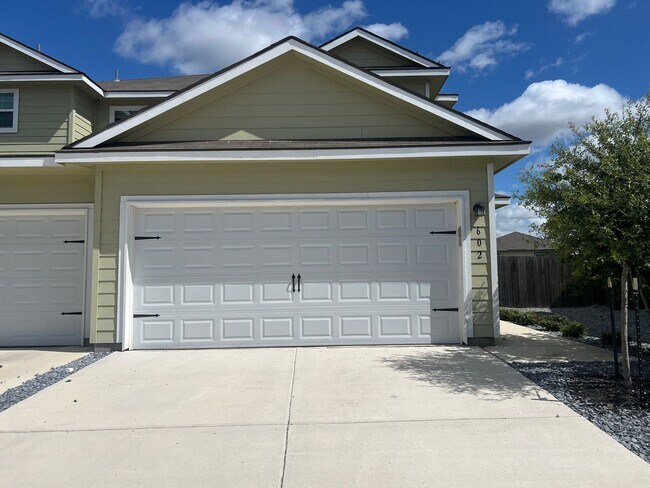 Building Photo - 2-Story Luxury duplex in Seguin