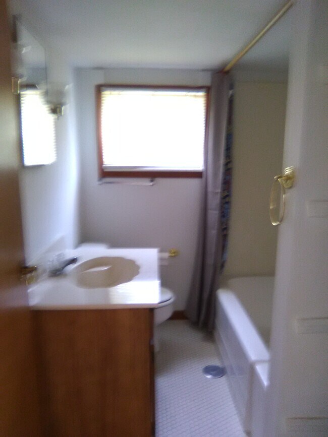 Bath with tub/shower - 134 Athania Pky