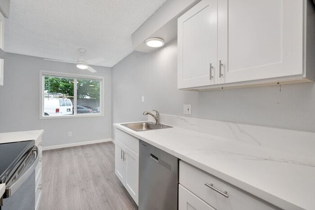 Building Photo - Look no Further, Tyee offers a SUPER 1bed/...