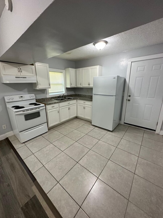 Building Photo - Fully Renovated 3/1 Single Family Ready to...