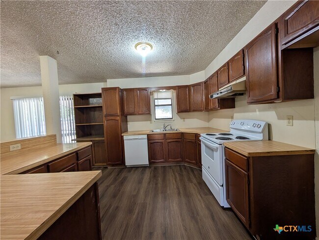 Building Photo - 163 Woods End