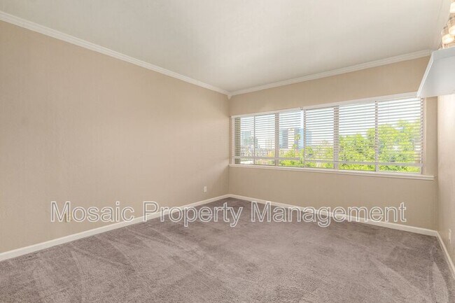 Building Photo - 353 E Thomas Rd