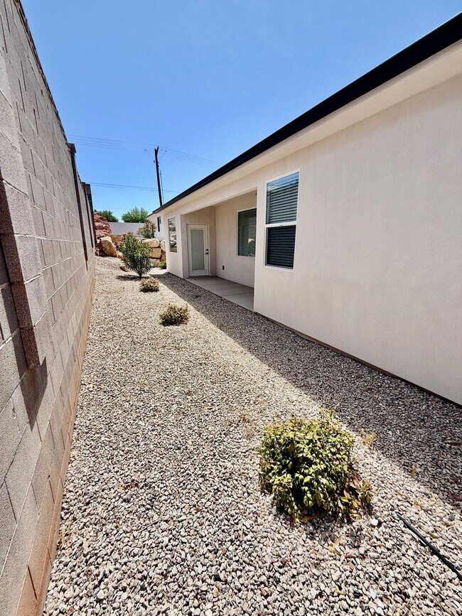 Building Photo - Adorable 3-BR Home In The Heart of Washington