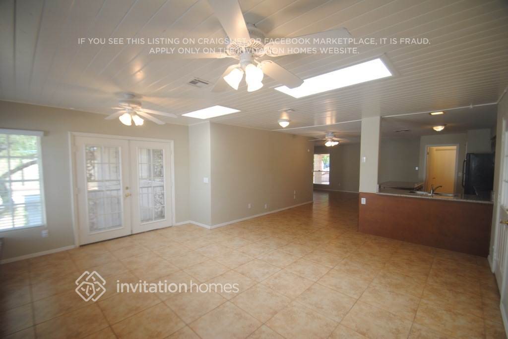 Building Photo - 656 S Robin Ln