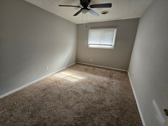 Building Photo - Living Room & Den in Dalraida