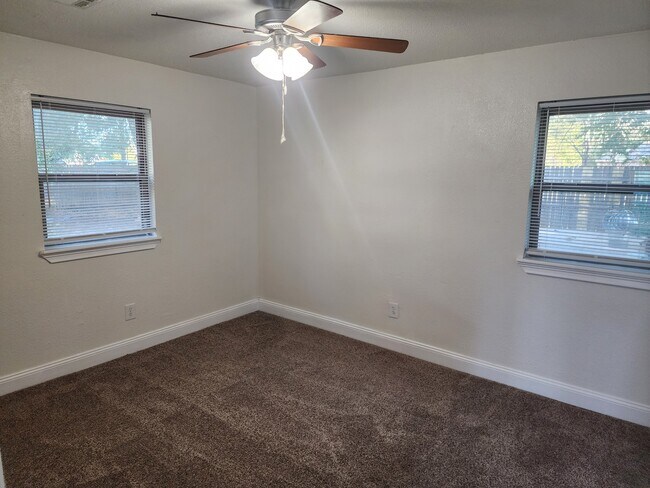 Building Photo - 807 S Jones Ln