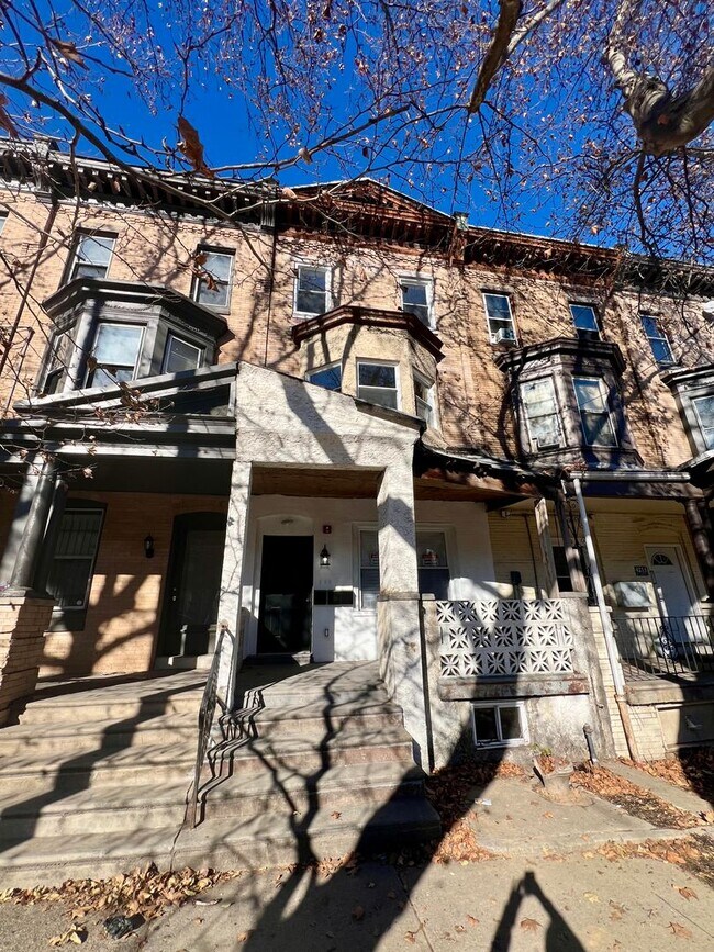 Building Photo - Newly Renovated 2-Bedroom Apartment in East Parkside! Available mid-July!