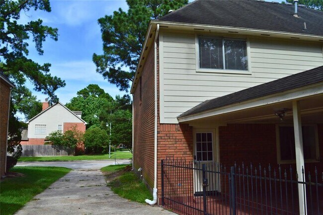 Building Photo - 4111 Rock Springs Dr