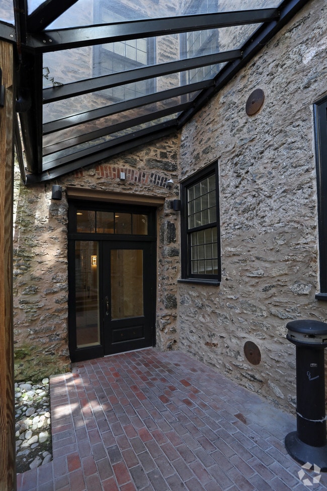 Building Photo - Canal House