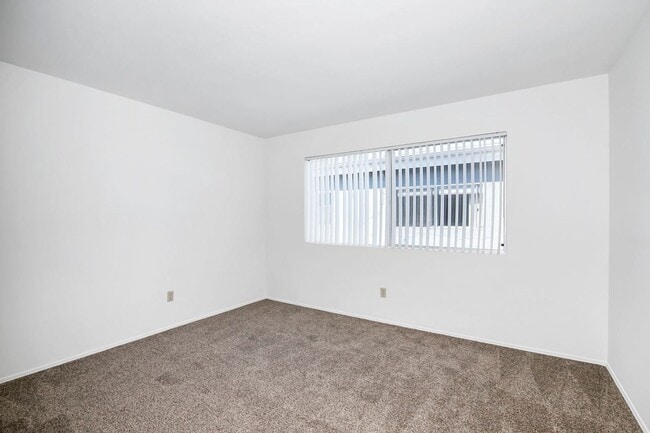 Building Photo - SPACIOUS 2BD/1.5BA TOP FLOOR UNIT IN THE H...
