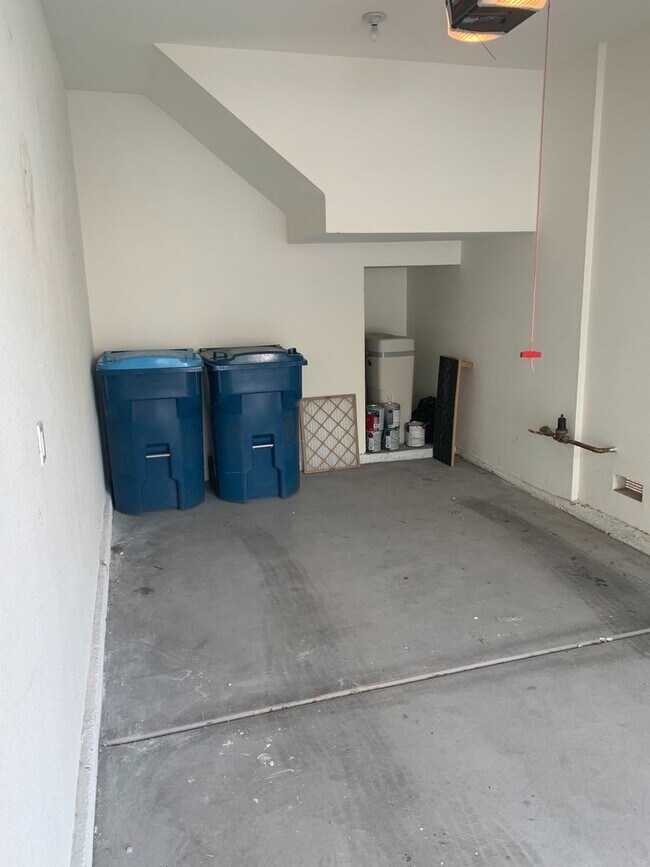 Building Photo - Cozy Two Bed Home