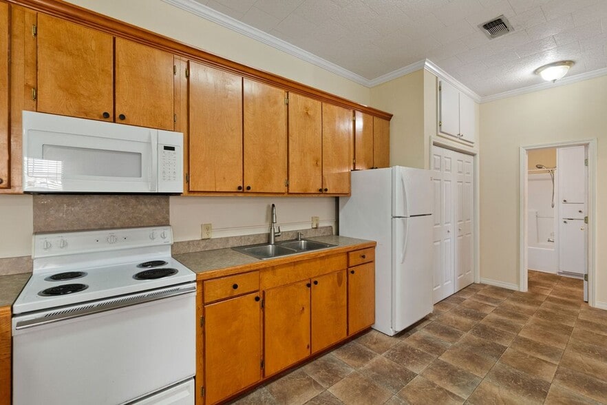 Building Photo - 2 W Lakeview Dr