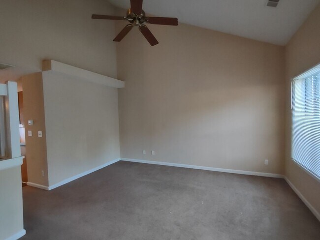 Building Photo - Move in Ready, End Unit Townhome located in Rossmore !