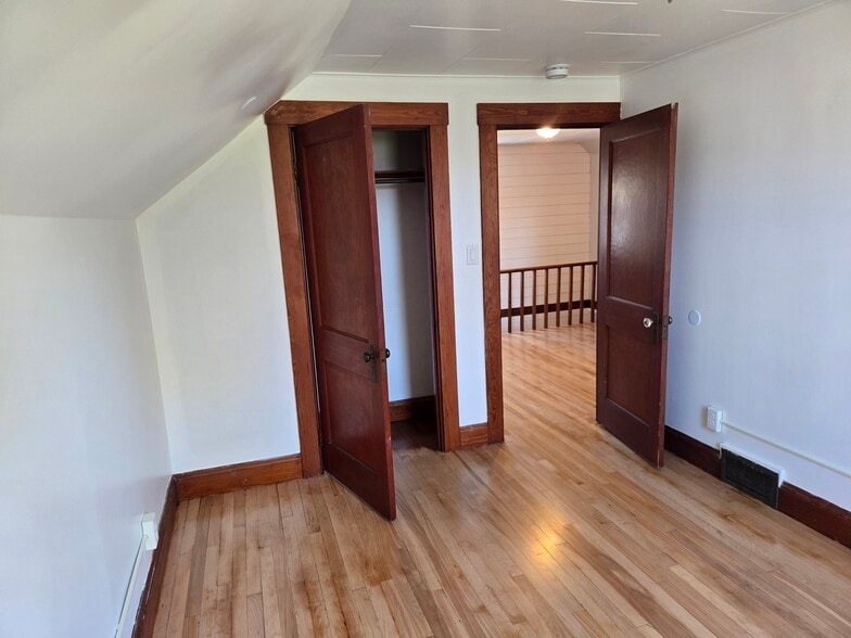 Building Photo - 521 Riverside Dr