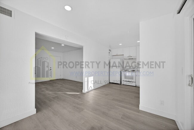 Building Photo - Remodeled 2-Bedroom Gem Near Sac City College