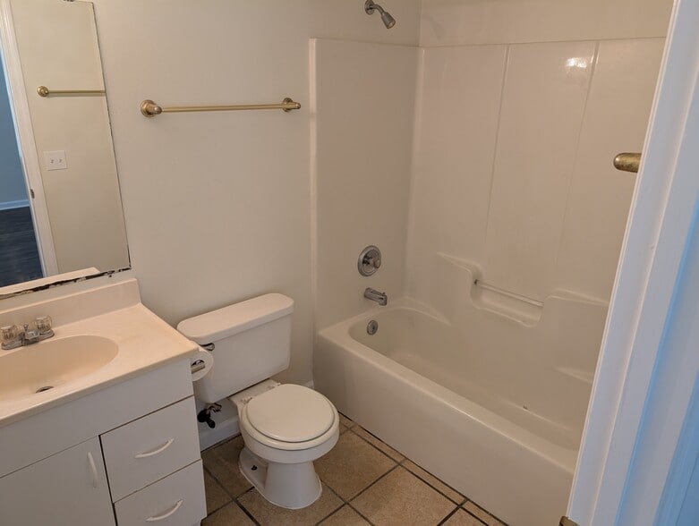 2nd Bath - 2423 Chateau Ln