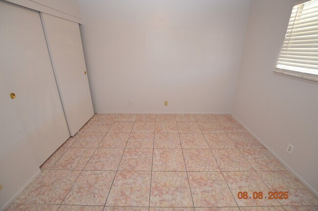 Building Photo - 2108 Mariposa Ave