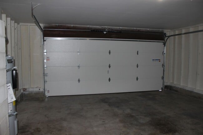 Building Photo - Three bedroom, 1 1/2 bath with fenced yard near Intel