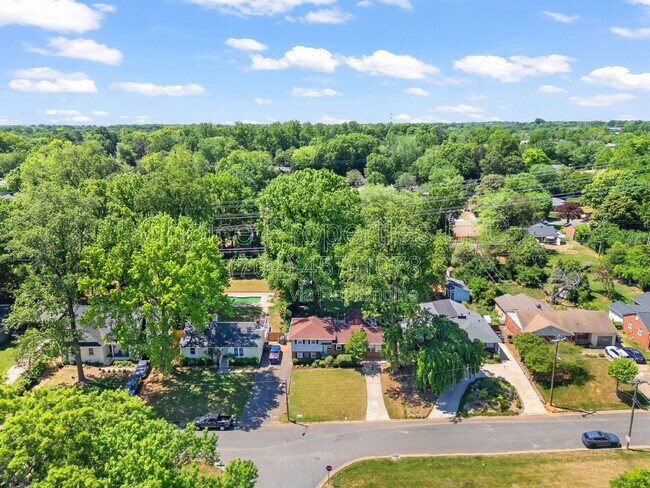 Building Photo - 832 Stanfield Dr