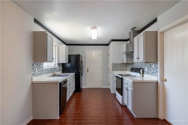 Building Photo - 17 Roundup Cir