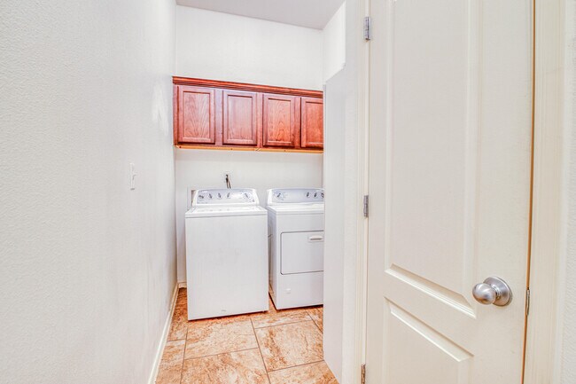 Building Photo - 7701 Maple Landing Court