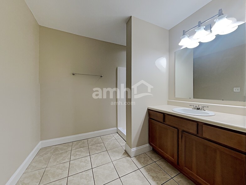 Building Photo - 8123 Chestnut Hill Ln