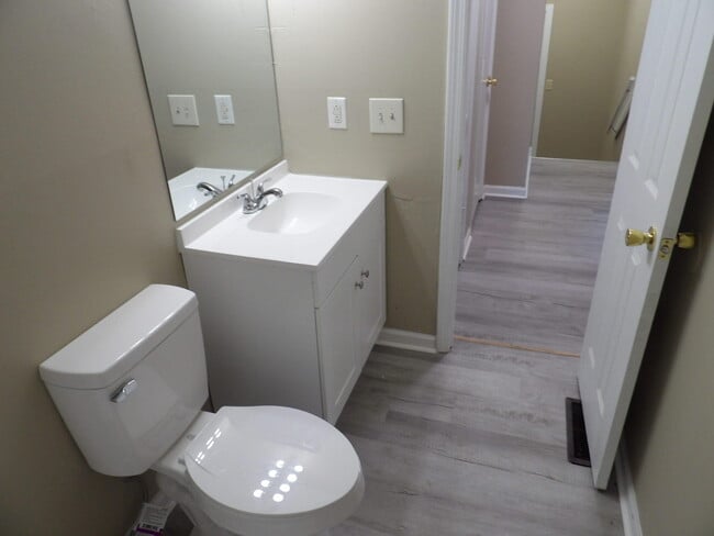 Building Photo - 217 Landings Dr