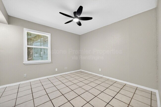 Building Photo - 816 S Crockett St