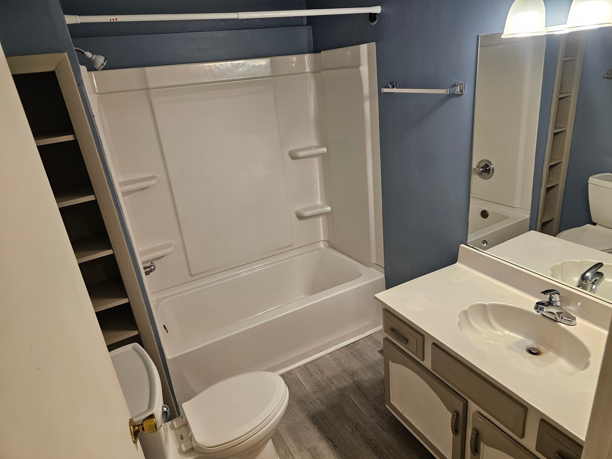 Building Photo - 1927 Lone Oak Rd