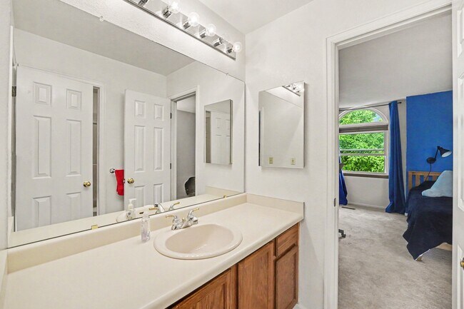 Building Photo - 448 Somerset Dr