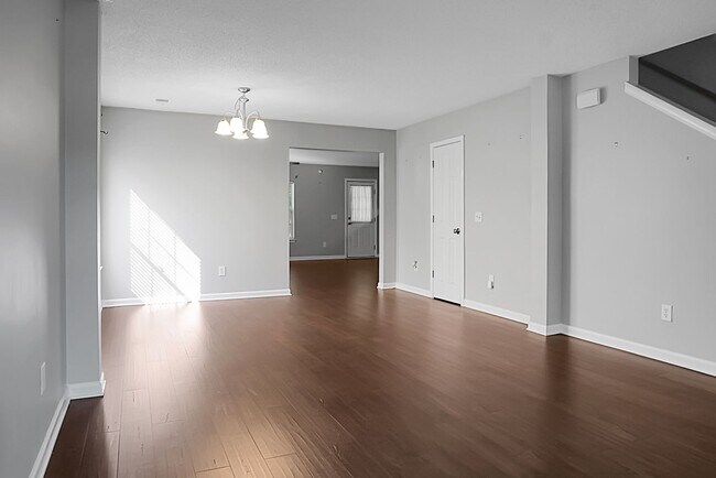 Building Photo - Spacious 2 Story, 4 BR, 2.5 BA, 2 Car Gara...