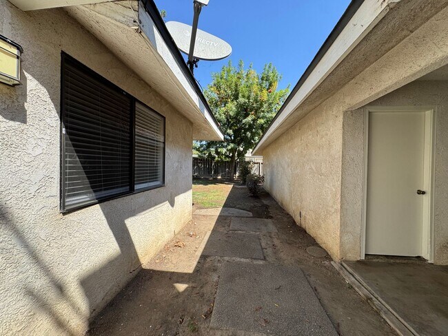 Building Photo - 657 W Escalon Ave
