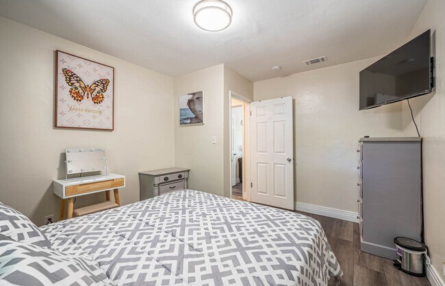 Building Photo - Charming 2 Bedroom Home with Private Garag...