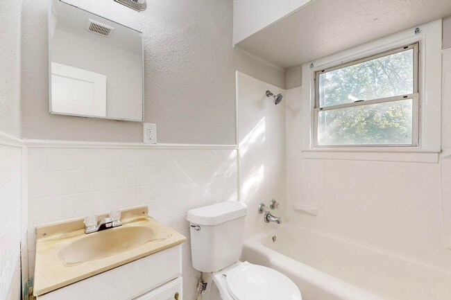 Building Photo - Charming 2-Bedroom Cottage with Big Backyard