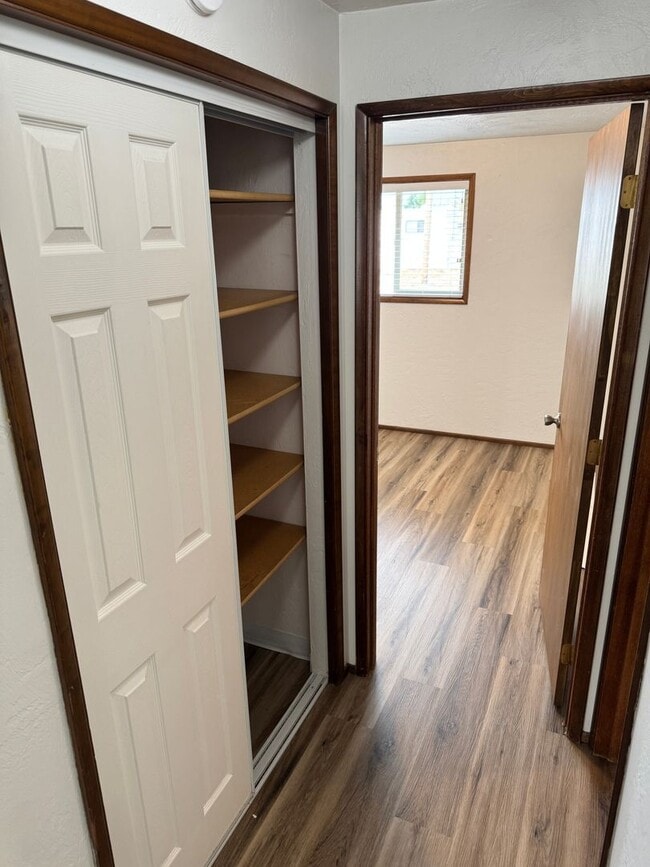 Building Photo - Updated 2 bed 1 bath duplex in Springfield!