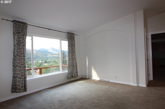 Building Photo - Beautiful 3 Bedroom Home with Amazing Views