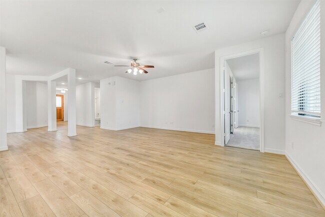 Building Photo - 4116 Silver Fls