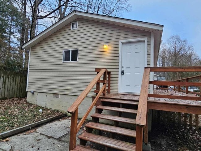 Building Photo - Charming Cottage with Lake View!