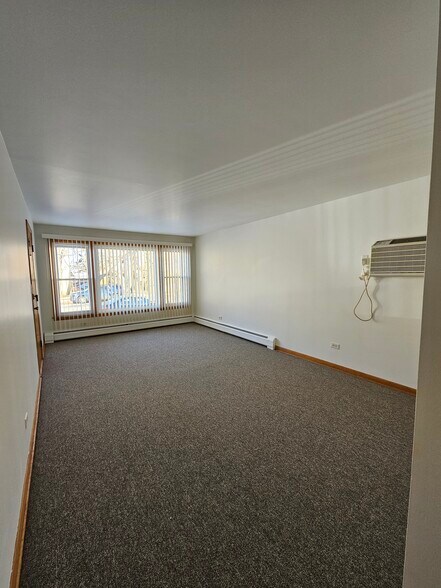 Building Photo - 6313 W Montrose Ave