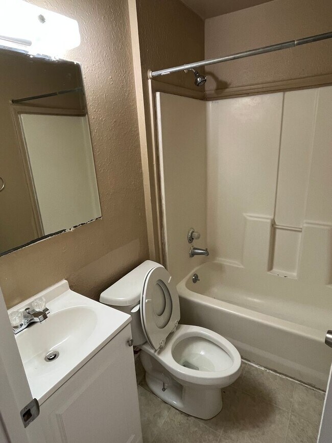 Building Photo - 3 bedrooms available NOW! Move In Special Offering Half OFF 1st Month's Rent!