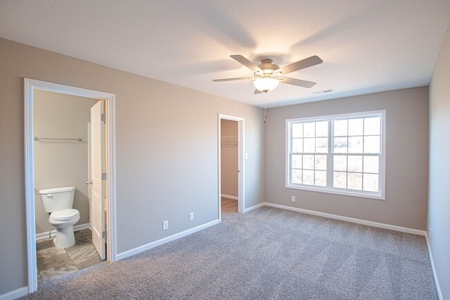 Building Photo - Like New Two Bedroom!