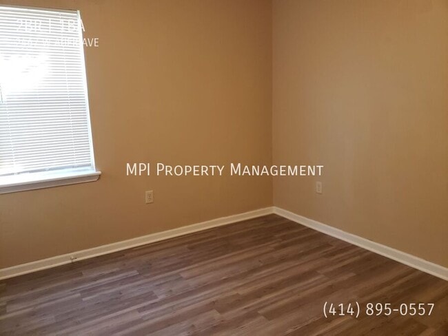 Building Photo - 2467 W Auer Ave
